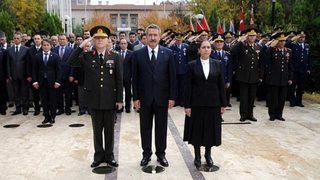 'Belediye Başkanı' tabelasını ayağıyla itti