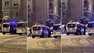 Bakırköy'de renkli görüntüler! Polislerle vatandaşlar arasında kartopu savaşı