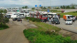 Dalgalar Karadeniz Sahil Yolu'nu trafiğe kapattı