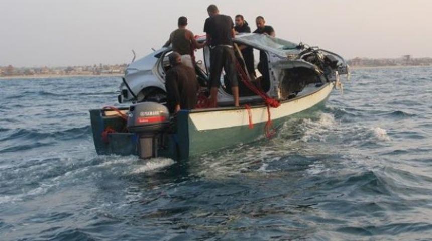 Otomobilleri denizden 'yürüttüler'