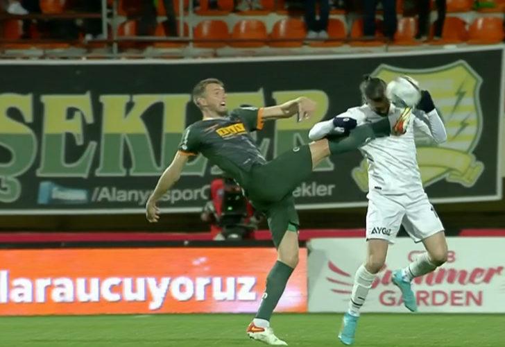 Son dakika: Alanyaspor-Fenerbahçe maçında çıldırtan pozisyon! Sosyal medya yıkılıyor...