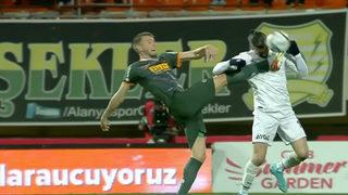 Son dakika: Alanyaspor-Fenerbahçe maçında çıldırtan pozisyon! Sosyal medya yıkılıyor...