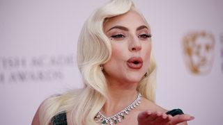 Lady Gaga her yerini kapadı, göğsünü açtı! Görenler şaşkına göndü 