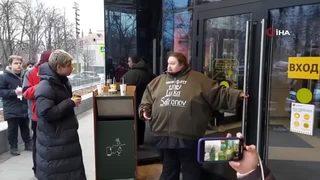 Ünlü Rus ressamın oğlu Luka Zatravkin kendini Mc Donald's kapısına kelepçeledi