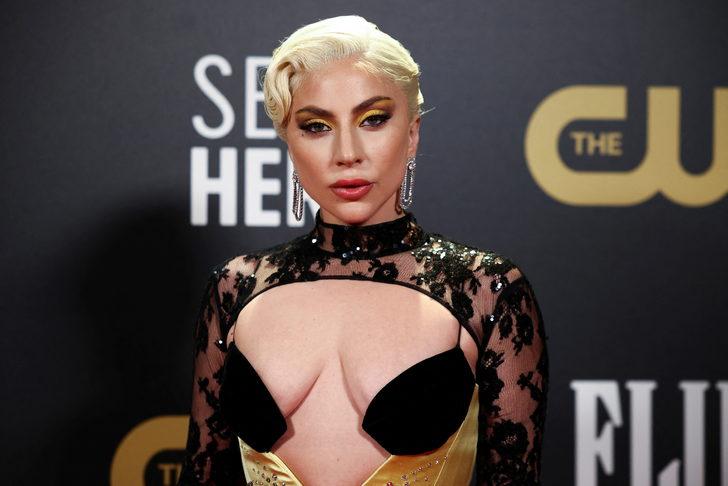 Lady Gaga her yerini kapadı, göğsünü açtı! Görenler şaşkına göndü  G2