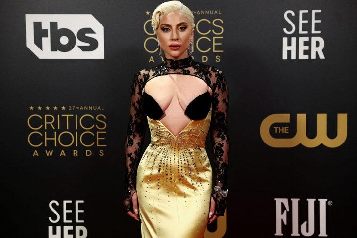 Lady Gaga her yerini kapadı, göğsünü açtı! Görenler şaşkına göndü  G5