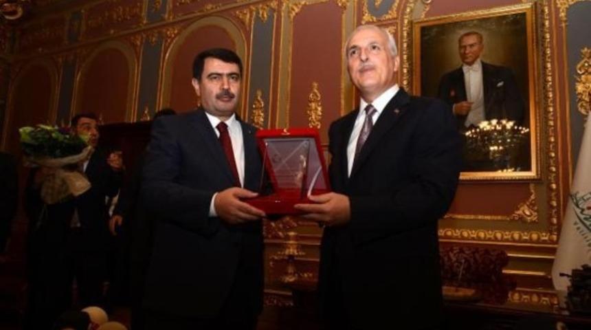 Vali Mutlu görevini Vasip Şahin'e devretti