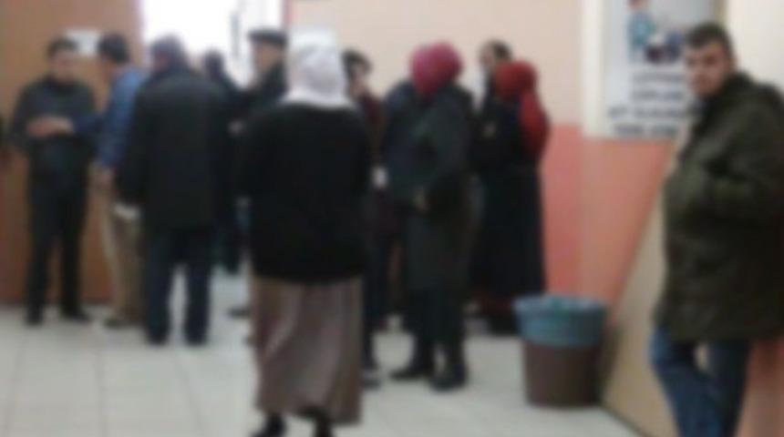 Oy pusulalarını mühürleyip getirdi