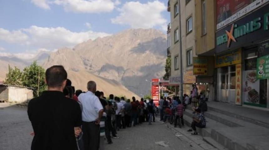 Hakkari'de kuyruklar oluştu