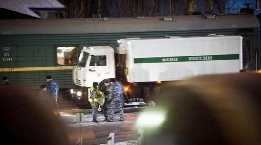 Rusya'da tutulan Greenpeace aktivisti Gizem işte bu vagonda