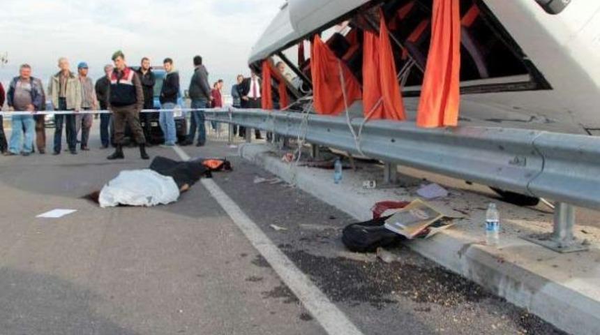 &Ouml;ğrenci servisi kaza yaptı: 1 &ouml;l&uuml;, 16 yaralı