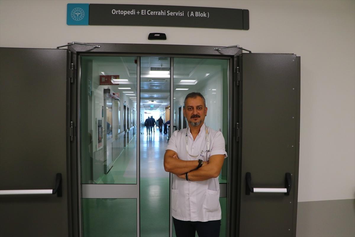 Ortopedi servisinin "m&uuml;zisyen doktoru" sahnede klarnet &ccedil;alarak stres atıyor