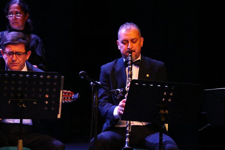 Ortopedi servisinin "müzisyen doktoru" sahnede klarnet çalarak stres atıyor G2