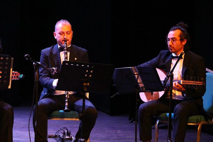 Ortopedi servisinin "müzisyen doktoru" sahnede klarnet çalarak stres atıyor G4