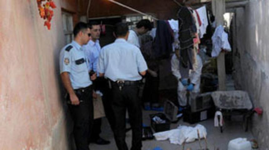 Eşini 2 çocuğunun gözleri önünde öldürdü