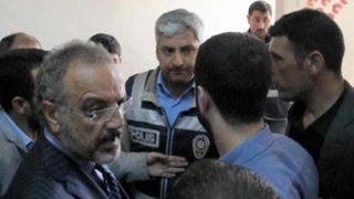 Sırrı Sakık: Ne oturmuş tespih çekiyorsunuz