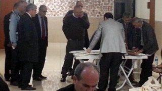 Antalya'da tartışılan fotoğraf: Bakan oy sayımında