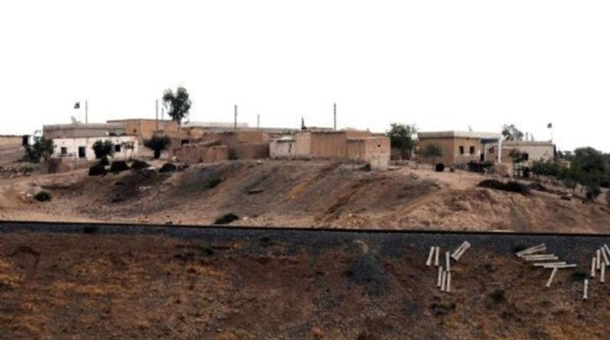 T&uuml;rkiye'ye 250 metre uzaklıkta IŞİD bayrağı