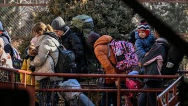 İngiltere'de Ukraynalı mültecilere evlerini açanlara ayda 350 sterlin verilecek