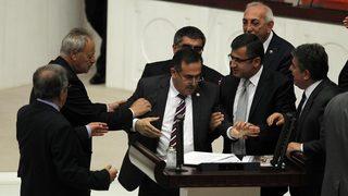 Meclis'te seçim tartışması çıktı, kavga son anda önlendi