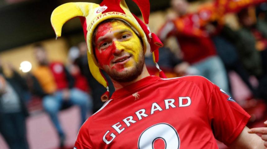 Galatasaray-Beşiktaş maçı öncesi tribünde Liverpool forması!