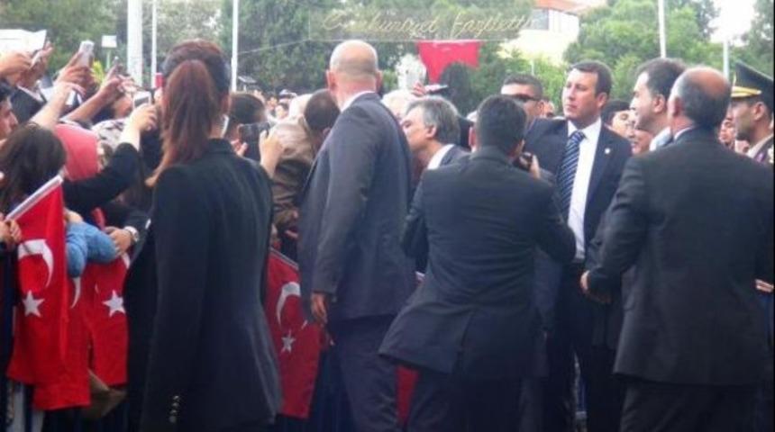 Valilik ziyaretinde Cumhurbaşkanı Gül'e protesto