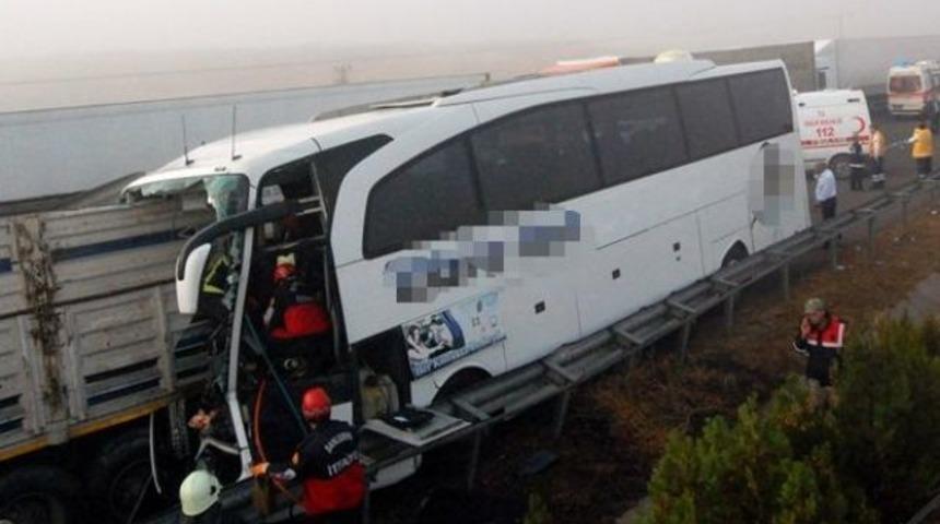 Kamyon otobüsün içine girdi