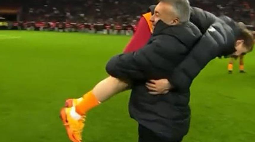 Galatasaray ma&ccedil;ı sonrası ilgin&ccedil; anlar! Torrent, Kerem Akt&uuml;rkoğlu'nu omzuna aldı...