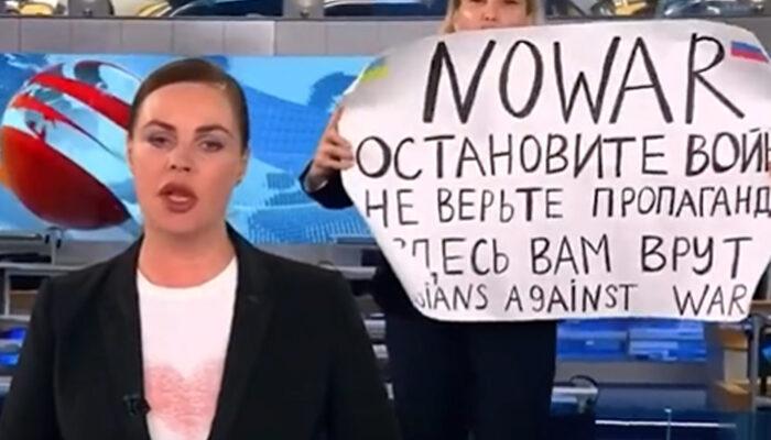 Rusya'da canlı yayını yarıda kestiren olay! Açılan pankartta yazanlar...