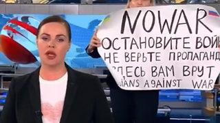 Rusya'da canlı yayını yarıda kestiren olay! Açılan pankartta yazanlar...