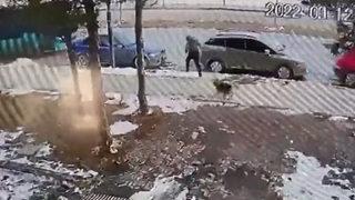 Sivas'ta sokak köpeğinden kaçan çocuğa otomobil çarptı