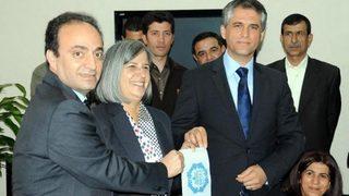 Mazbatasını alan Kışanak, koltuğu Baydemir'den devraldı