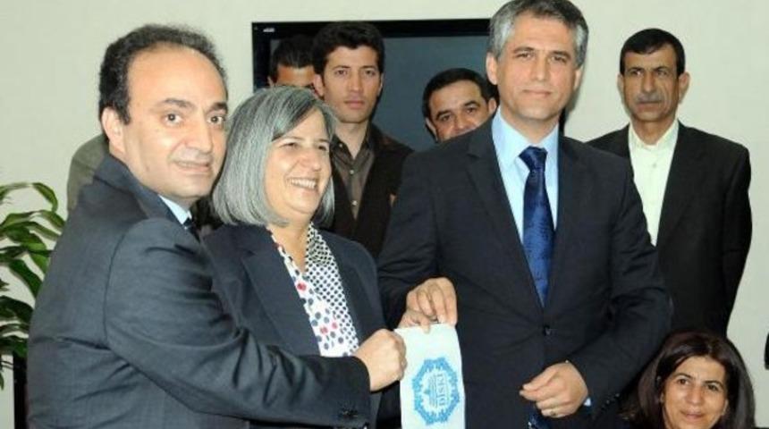 Mazbatasını alan Kışanak, koltuğu Baydemir'den devraldı