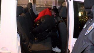 Denetimden kaçmak isterken ekiplerin arasında daldılar! 3 polis yaralı