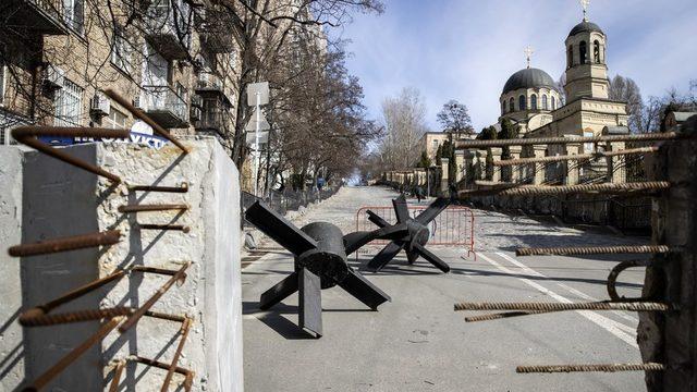 Kiev müzesinden alınan bazı tanklar da kent sokaklarında barikat olarak kullanılıyor.