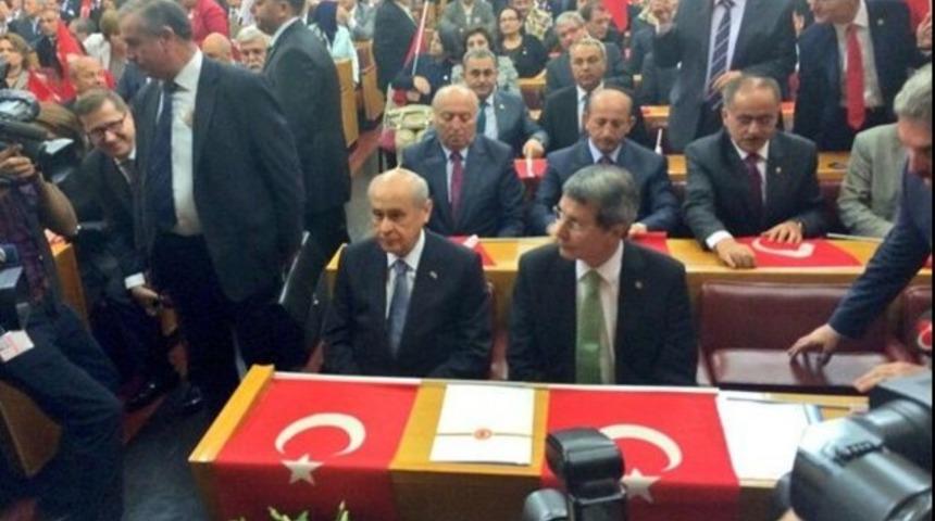 "Bayrak direğine tırmanan densizin alnından vurulması haktır"