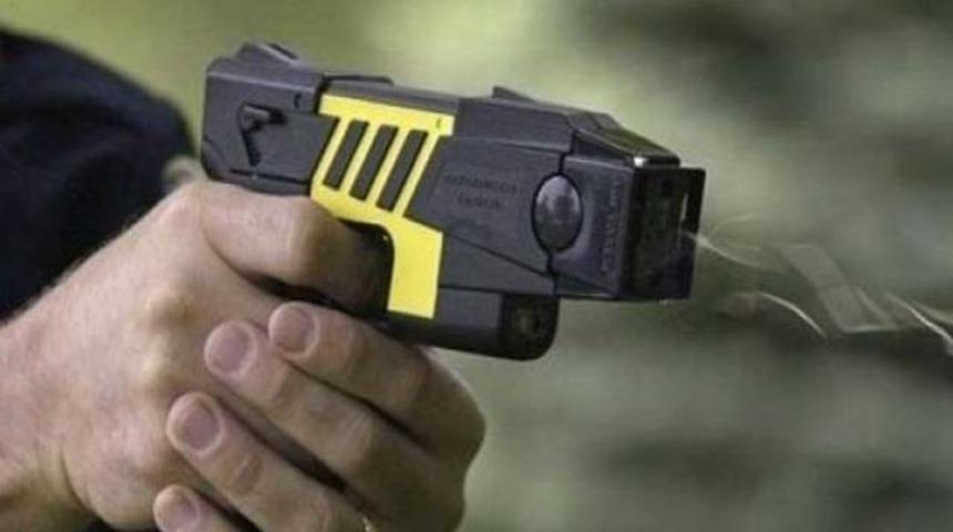 Elektroşok silahı yine öldürdü