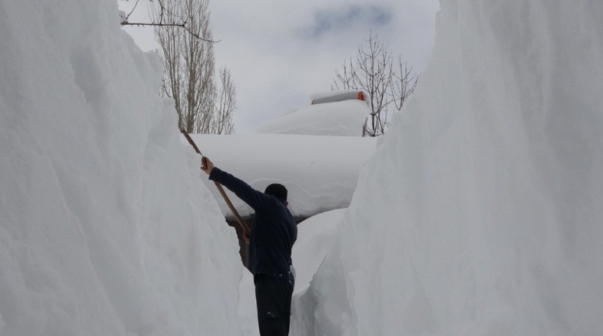 Göz gözü görmüyor! Bitlis'te kar kalınlığı 9 metreye yaklaştı
