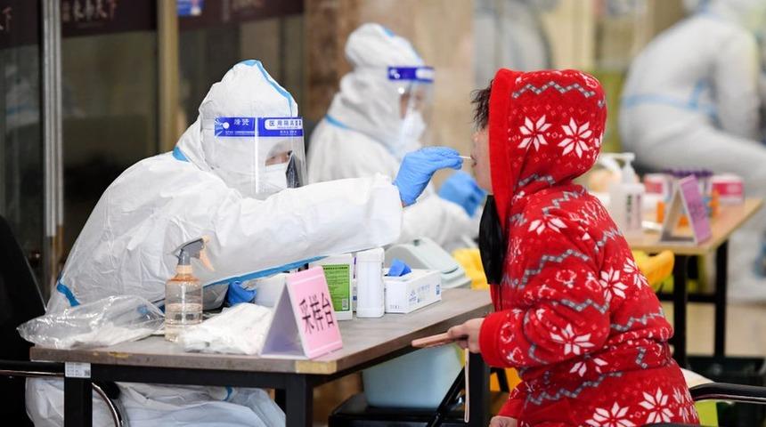 Covid: &Ccedil;in'de koronavir&uuml;s vaka sayısı rekor d&uuml;zeyde arttı, milyonlarca kişi karantinaya alındı