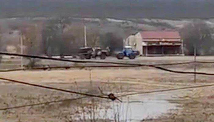 Rus askerleri bıraktı, Ukraynalı çiftçi traktörüyle çekti! Sosyal medyadan şarkıyla paylaştılar