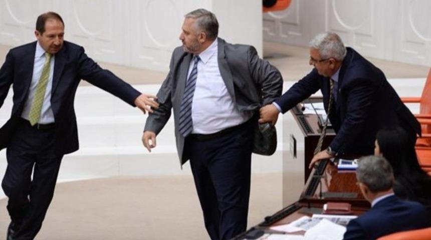 Meclis'te gergin anlar! Kürsüye yürüyecekti, zor tuttular