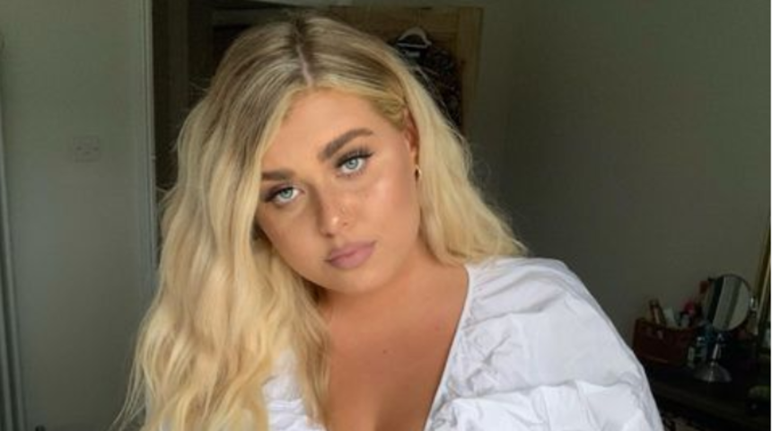 Büyük beden model Nicholls Nall, fazla kiloları eleştirilince duştan paylaştı