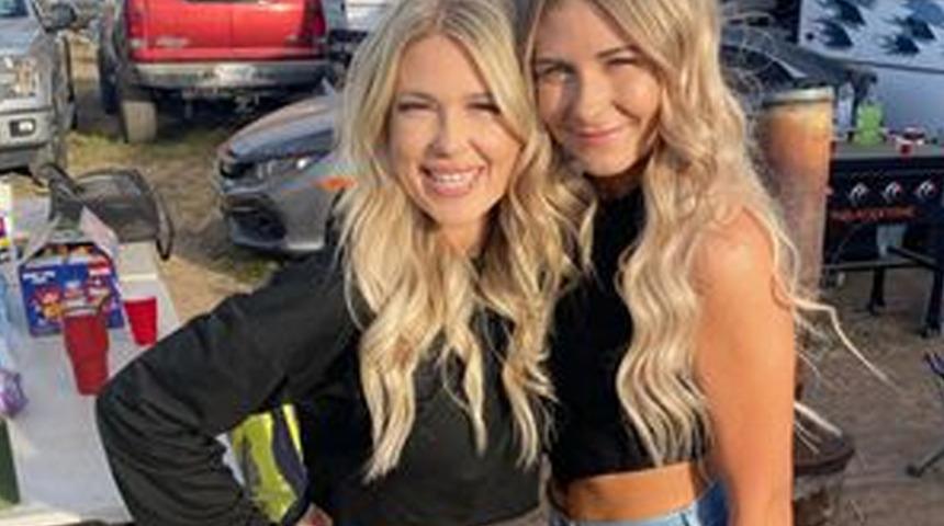 Genç yaşta anne oldu! Görenler gözlerine inanamadı: Bizi kardeş sanıyorlar