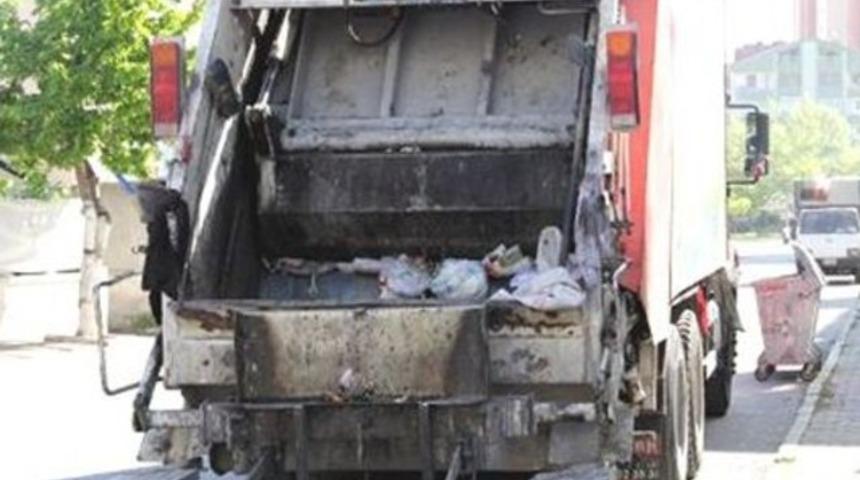 Çöp kamyonunda feci ölüm