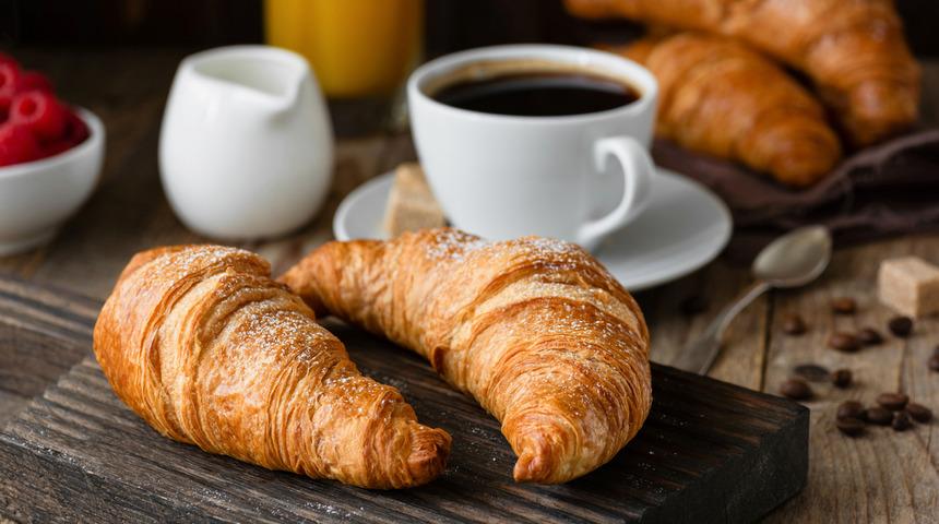 Airfryer milföyden çikolatalı kruvasan tarifi oldukça pratik ve kolay! Airfryer'da milföyden çikolatalı kruvasan nasıl yapılır?