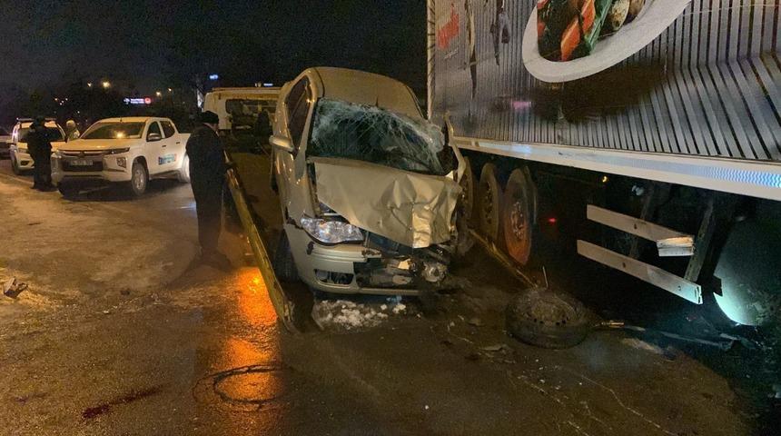 Son dakika: Sultanbeyli'de korkunç kaza! Otomobil TIR'ın altına girdi: 1'i ağı, 3 yaralı
