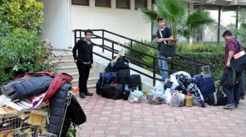 60 öğrenci sokağa atıldı