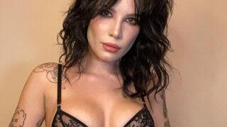 Halsey, Türk sevgilisine yatakta pozlar verdi