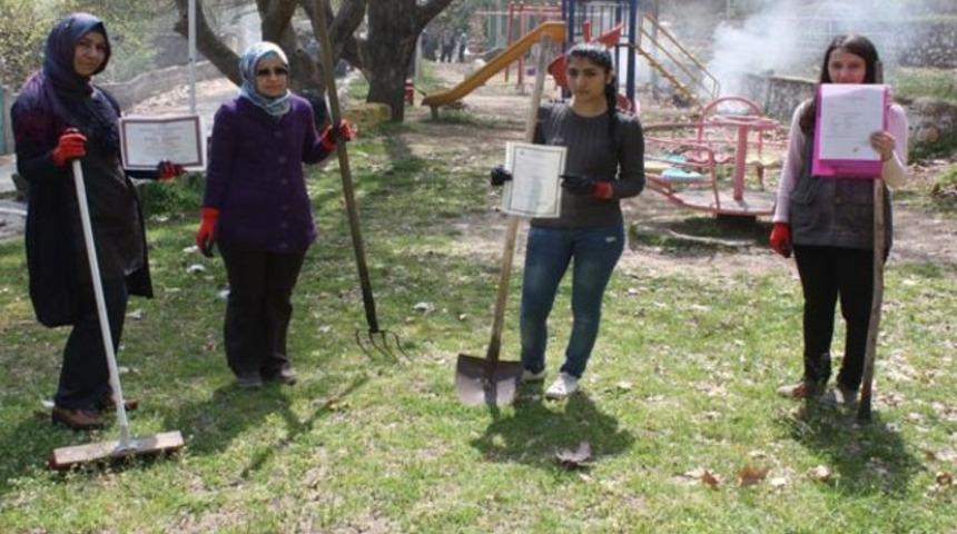 Seçim bitti diplomalı çöpçü oldular