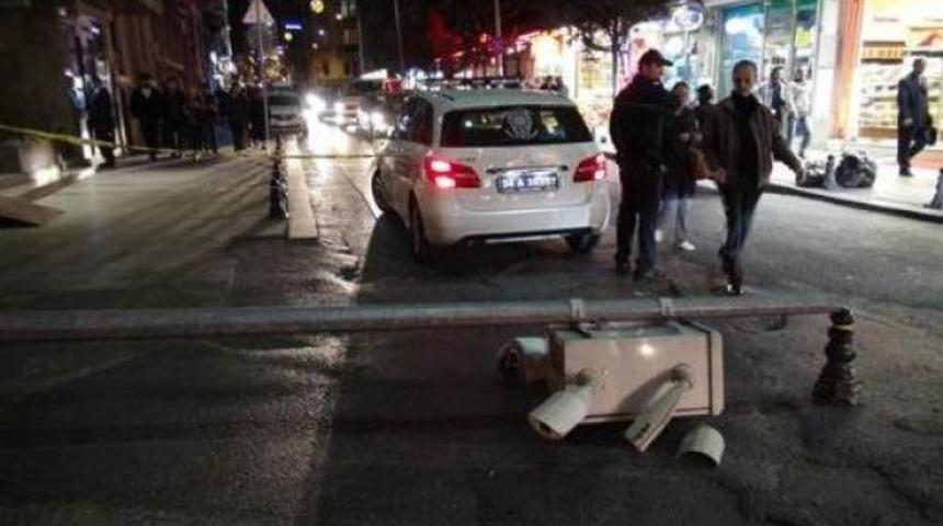 Taksim'de MOBESE direği yola devrildi